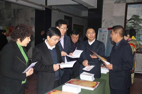 中国侨网吉林省公主岭市主要领导视察侨务普法工作。