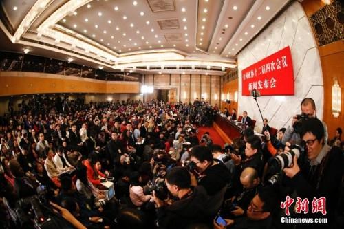 中国侨网资料图：2016年3月2日，全国政协十二届四次会议新闻发布会在北京人民大会堂举行，大会新闻发言人王国庆回答记者提问。 中新社记者 杜洋 摄