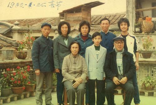 中国侨网1982年春节林建荣（后排左一）与全家人的合影