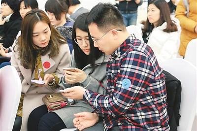 中国侨网活动现场,男女嘉宾正在互相交换联系方式。 王金铭摄
