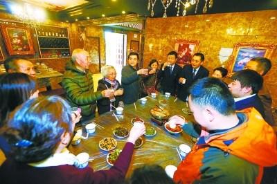 中国侨网公交集团一公司职工在别墅里自己做菜招待空巢老人。（杨涛 摄）
