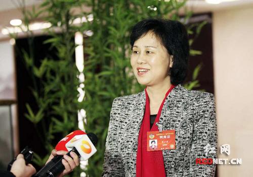 中国侨网列席全国政协十二届五次会议的湖南省委常委、省委统战部部长黄兰香接受时刻新闻记者采访。