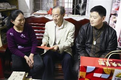 中国侨网郑凯平(中)一行慰问光明新区困难归侨。受访者供图