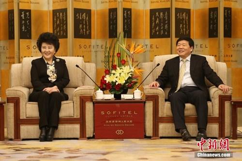 中国侨网3月19日,陕西省委书记娄勤俭、省长胡和平会见了国务院侨办主任裘援平、副主任郭军,以及所率领的海外侨胞、港澳同胞。当日,由中国国务院侨务办公室和陕西省人民政府共同举办的“侨爱工程——情系延安”项目签约仪式在西安举行。中新社记者 张远 摄