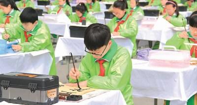 中国侨网东关小学学生在练习书法。 游仪 摄