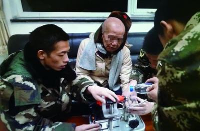中国侨网消防员利用设备为老人摘戒指  摄/记者 唐宁