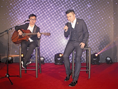中国侨网王嘉明（右一）在深圳市侨企联年会上一展歌喉。