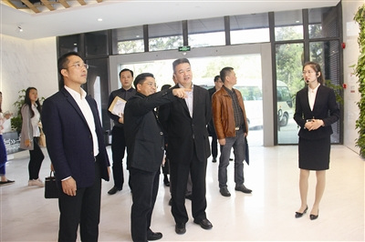 中国侨网蔡伟生（前左二）一行在光明新区城市展示馆考察调研。记者 谢青芸 摄