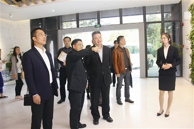 中国侨网蔡伟生(前左二)一行在光明新区城市展示馆考察调研。记者 谢青芸 摄