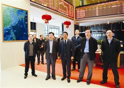 中国侨网福建省侨办主任冯志农（前排右二）、副主任林泽春（左二）参观中国—东盟海产品交易所。