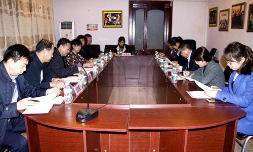 中国侨网图为谢宝禄在黑河旅俄华侨纪念馆召开现场办公会议。