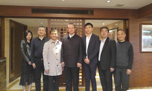 中国侨网山东侨联主席梁波与德国山东商会会长曲永刚一行合影。