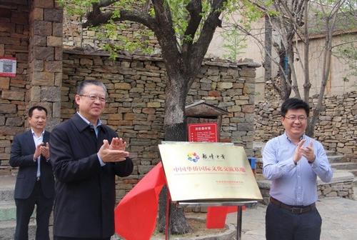 中国侨网图为梁波与姜宁共同为沂蒙红嫂纪念馆“中国华侨国际文化交流基地”揭牌。