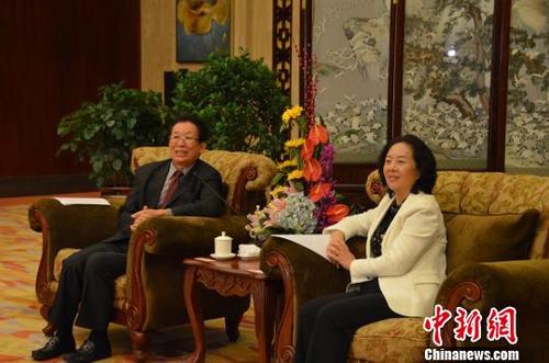中国侨网图为云南省委统战部部长杨宁（右）会见泰国侨领（左）。李晓琳 摄