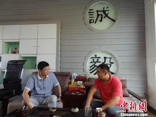 中国侨网资料图:2013年6月28日,厦门市湖里区侨联主席严志和率机关工作人员走访侨商侨企。图为严志和了解侨企情况。(图片来源:中新网)