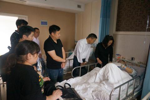 中国侨网对受助人进行慰问。