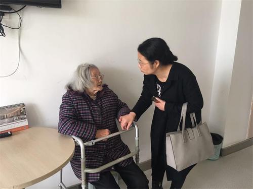 中国侨网对侨眷进行心贴心慰问。