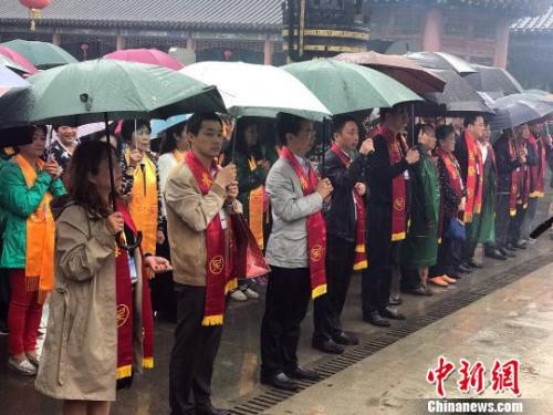 中国侨网图为两岸吴氏宗亲在雨中祭祀先祖季子。　杨颜慈　摄