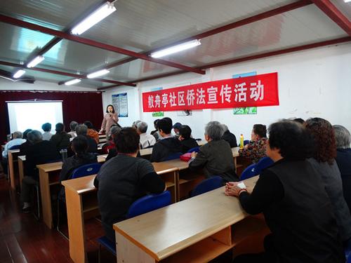 中国侨网为社区居民宣传侨法。