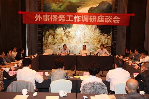 中国侨网四川省外事侨务办主任慕新海（后排中）在内江调研。