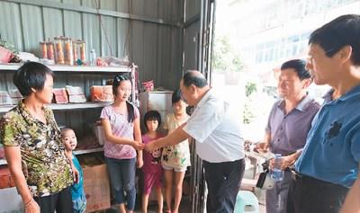 中国侨网福州市外侨办一行慰问失依儿童。右一为陈圣明。(图片为福州市外侨办提供)