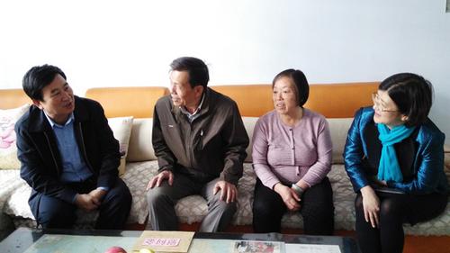中国侨网到侨眷家里进行慰问。