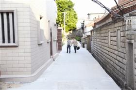 中国侨网图为莲东二号路于1988年由旅菲乡贤蔡明瑞捐资建设及莲东二号路改造完工的路面