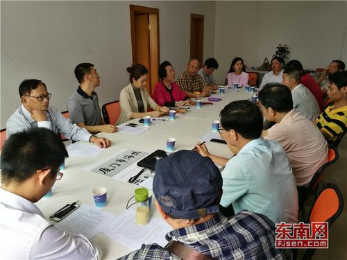 中国侨网资料图:2017年5月16日下午,海丝慈善会筹备处召开筹备会,通报各项正在开展的准备工作。图为厦门市海丝慈善会筹备处参加会议的部分成员。(图片来源:东南网)