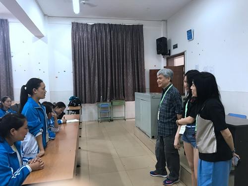 中国侨网图为加拿大福慧教育基金会代表与“福慧之星护理班”学生交流。(图片来源:四川外侨办网站)