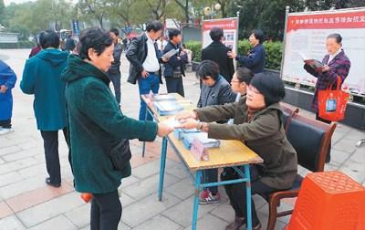 中国侨网图为侨法宣传活动现场。