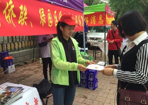 中国侨网图为省侨联志愿者为考生家长提供爱心护考服务。