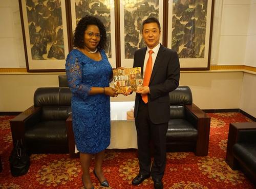 中国侨网赞比亚驻华大使奇贝萨孔达（左）向省外事侨务办副主任文甦（右）赠送纪念品