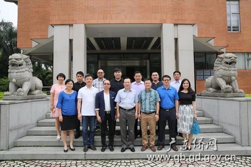 中国侨网广东省侨办郑建民副主任(前排左四)与研修班学员合影留念 图/陈雄