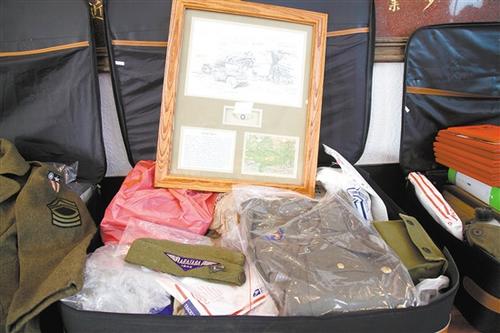 中国侨网此次捐赠的飞虎队文物包含军装、军帽、徽章、书信等物品。