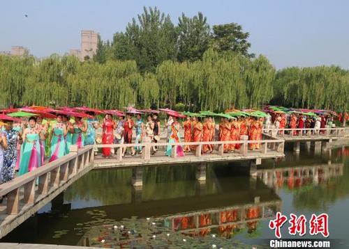 中国侨网图为千人旗袍巡游活动现场。黄骅市委宣传部供图