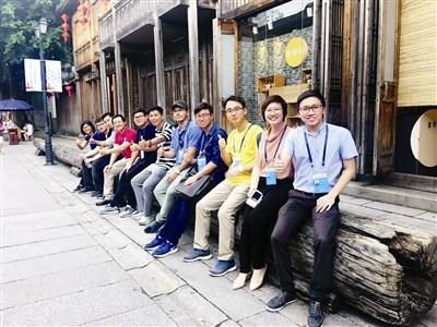 中国侨网图为研修班部分学员在福州三坊七巷留影。 (张章武 摄)