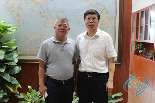 中国侨网福建省侨办主任冯志农(右)会见马达加斯加华商总会会长蔡国伟（左）一行。