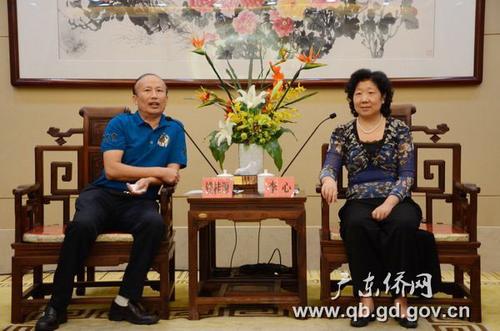 中国侨网李心主任(右)会见钱桂源会长