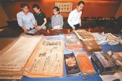 中国侨网图为捐赠的南京大屠杀相关史料。 陈 俨 万程鹏摄