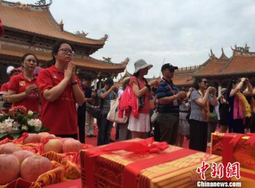 中国侨网7月9日,“情系江南·精彩江苏——两岸文化联谊行”文化交流活动在江苏昆山启动,来自台湾地区的百位文化界、教育界、新闻界人士以及文化机构、艺术团体负责人将展开为期八天的参访之旅,期间将参观文化古迹、访问文化机构、开展文化联谊活动。图为台湾访客祭拜慧聚寺天后宫妈祖像。 黄莹 摄