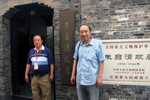 中国侨网7月13日,朱自清妹妹的儿子、来自台湾的周蓉生与朱自清的嫡孙朱小涛在江苏首次扬州见面。这也是朱自清家族两代后人跨越海峡两岸,首次在大陆相见。图为周蓉生(左)与朱小涛(右)在扬州朱自清故居合影。