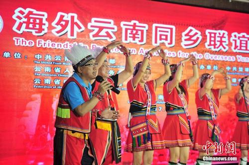 中国侨网7月16日,来自台湾的嘉宾表演节目。当日,第九届世界云南同乡联谊大会联谊活动在楚雄市举行,来自缅甸、泰国、香港等27个国家和地区的嘉宾齐聚一堂,与当地少数民族民众载歌载舞,通过歌声和舞蹈增进了解,共叙乡情和友情。 中新社记者 刘冉阳 摄