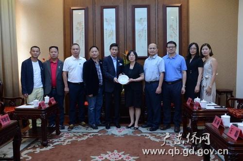 中国侨网黎静副主任(右五)与陈伟嶙会长一行合影