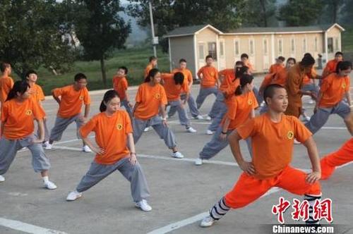 中国侨网清晨5点半,营员在中岳寺前晨练. 韦金鹤 摄