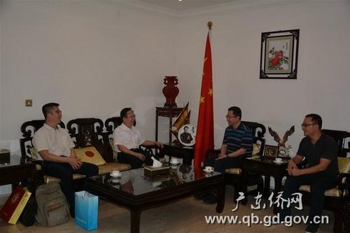 中国侨网郑建民（左二）与中国驻迪拜总领馆马旭亮副总领事交流（右二）