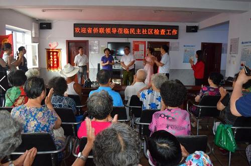 中国侨网省侨联主席陈香林与社区归侨刘吉英的文艺团队同唱歌曲《我们的生活充满阳光》