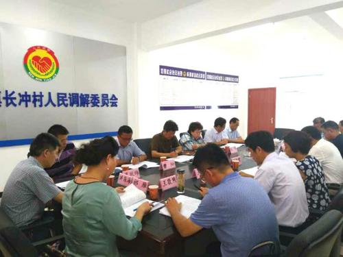 中国侨网图为省侨联党组书记、主席吴向明(前排右四)带领有关侨商和机关海外联络部