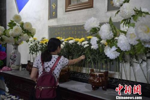 中国侨网图为游客向阵亡的中国远征军将士献花。　刘冉阳　摄