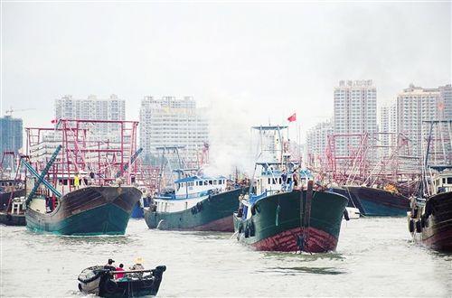 中国侨网渔船缓缓开出内港