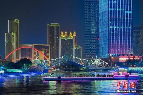 中国侨网8月17日晚，第十三届全运会即将开幕，“点亮海河”活动在天津海河两畔的进行了彩排、预演。 中新社记者 佟郁 摄